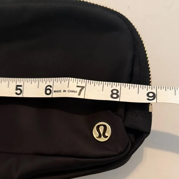 New Without Tags Everywhere Belt Bag 1L Wordmark Black/Gold/White Opal - Picture 8 of 10